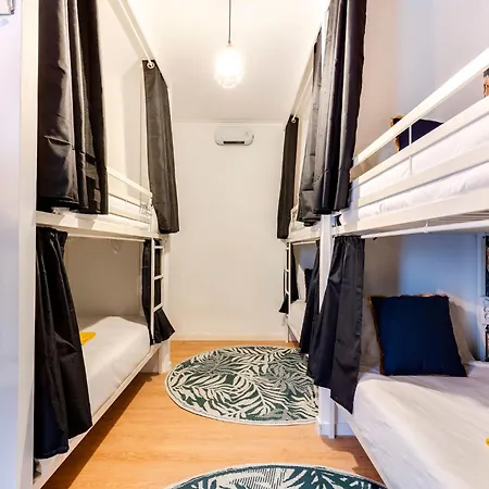Avenue View Hostel *