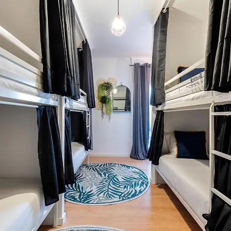 Albergue Avenue View
