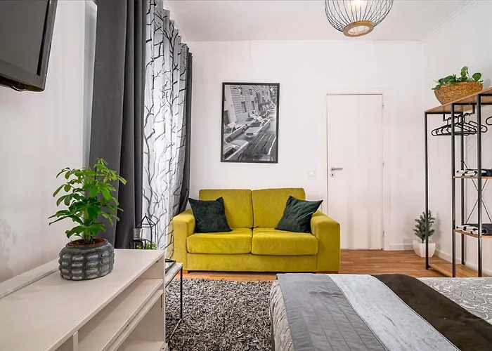 Albergue Avenue View -