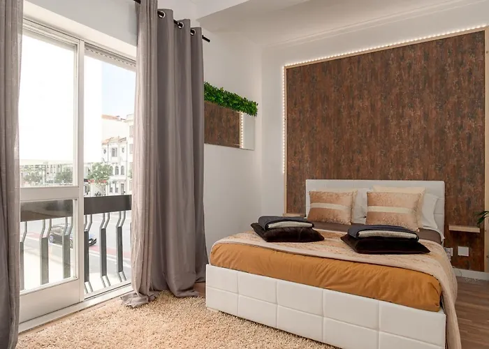 Avenue View - Hostal Oporto